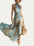 Vestido largo azul con estampado animal estilo leopardo, cuello halter y vuelo en la falda