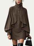 Minivestido chocolate de cuello alto con paneles tipo capa y botones frontales