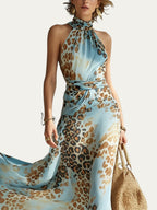 Vestido largo halter azul con estampado de leopardo, fruncido en la cintura y falda vaporosa