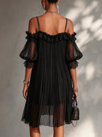 Vestido negro de muselina con espalda descubierta, encaje en hombros y falda plisada