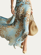 Vestido largo azul con estampado animal, abertura lateral y falda de caída suelta