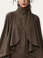 Minivestido chocolate de cuello alto con paneles tipo capa y botones redondos