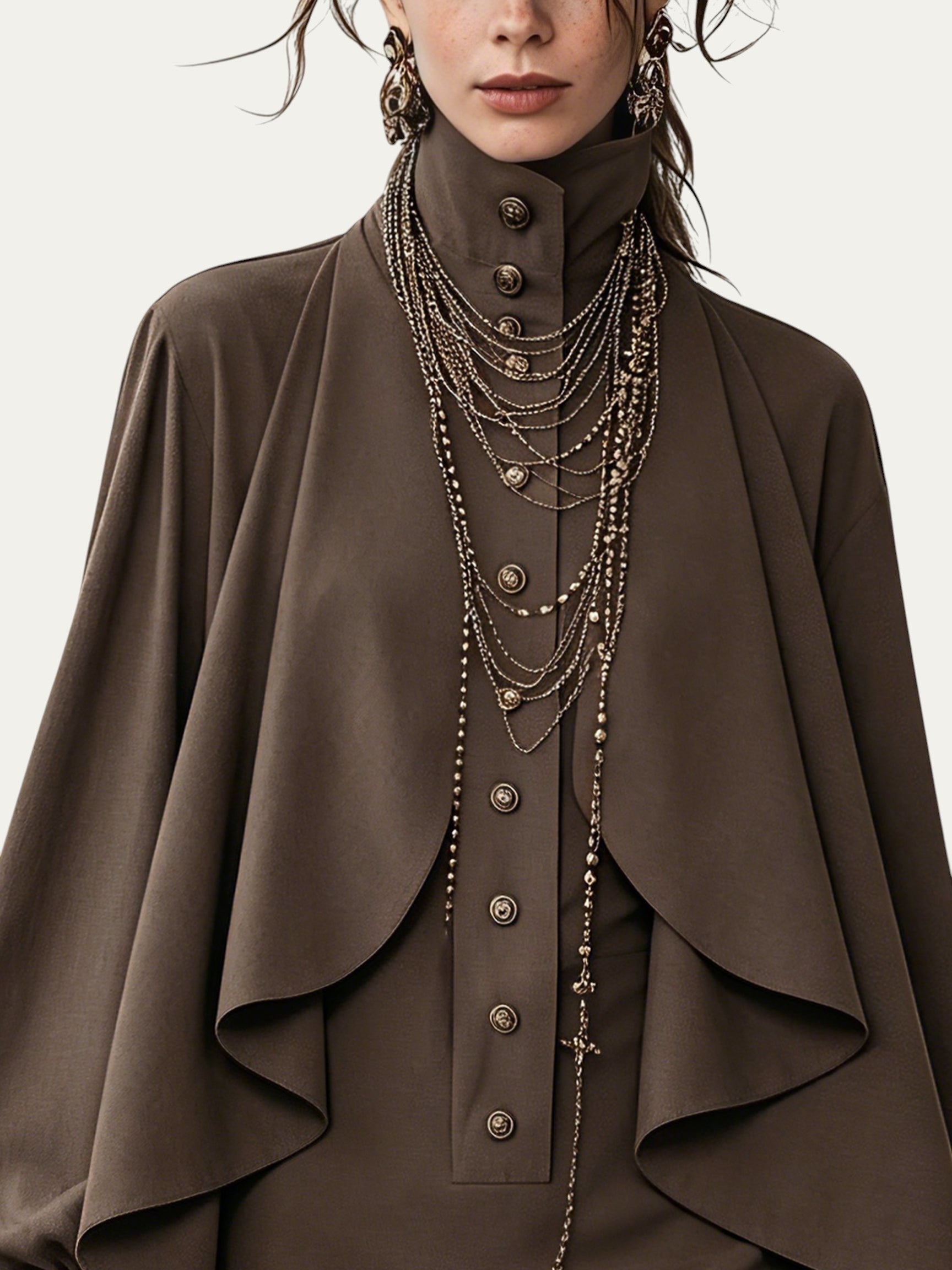 Minivestido chocolate de cuello alto con paneles tipo capa y botones redondos