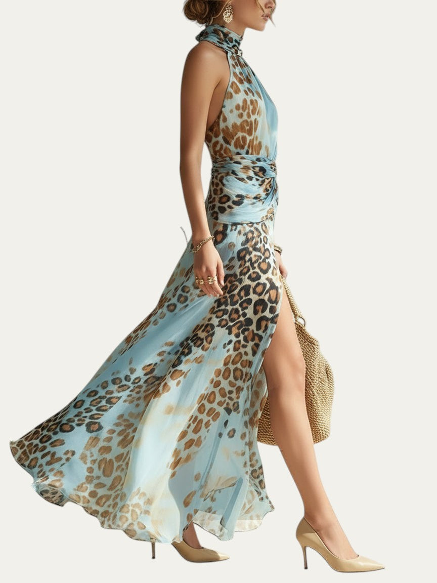 Vestido largo con estampado animal azul y ocre, cuello halter y falda con abertura