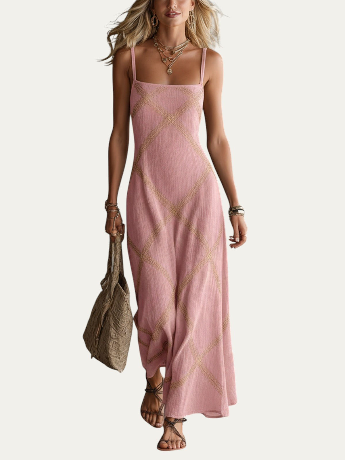 Vestido largo rosa de tirantes con patrón geométrico en dorado