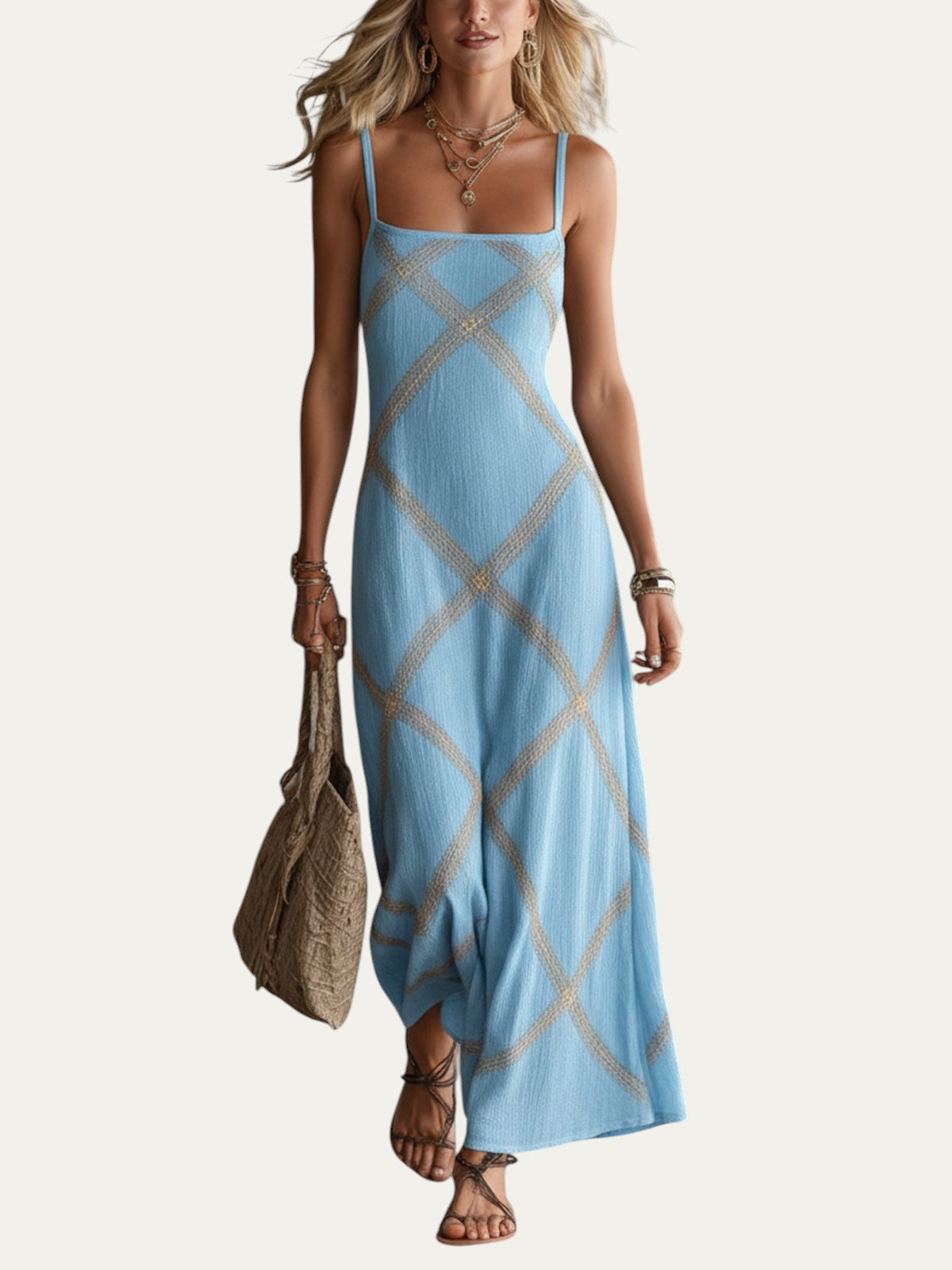 Vestido largo azul de tirantes con patrón de rombos cruzados en dorado