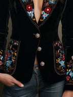 Blazer negro de Giulia con bordado floral multicolor en el pecho y bolsillos con ribete