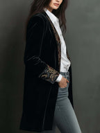 Blazer negro entallado con panel frontal y puños de estampado barroco