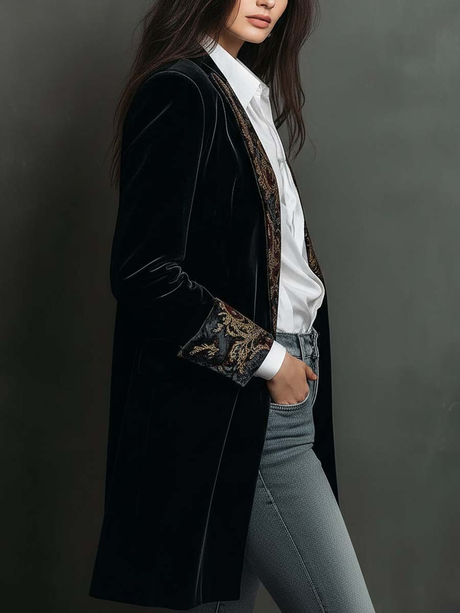 Blazer negro entallado con panel frontal y puños de estampado barroco