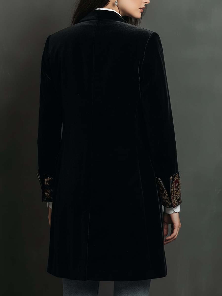 Blazer negro entallado; parte trasera lisa y puños con estampado barroco