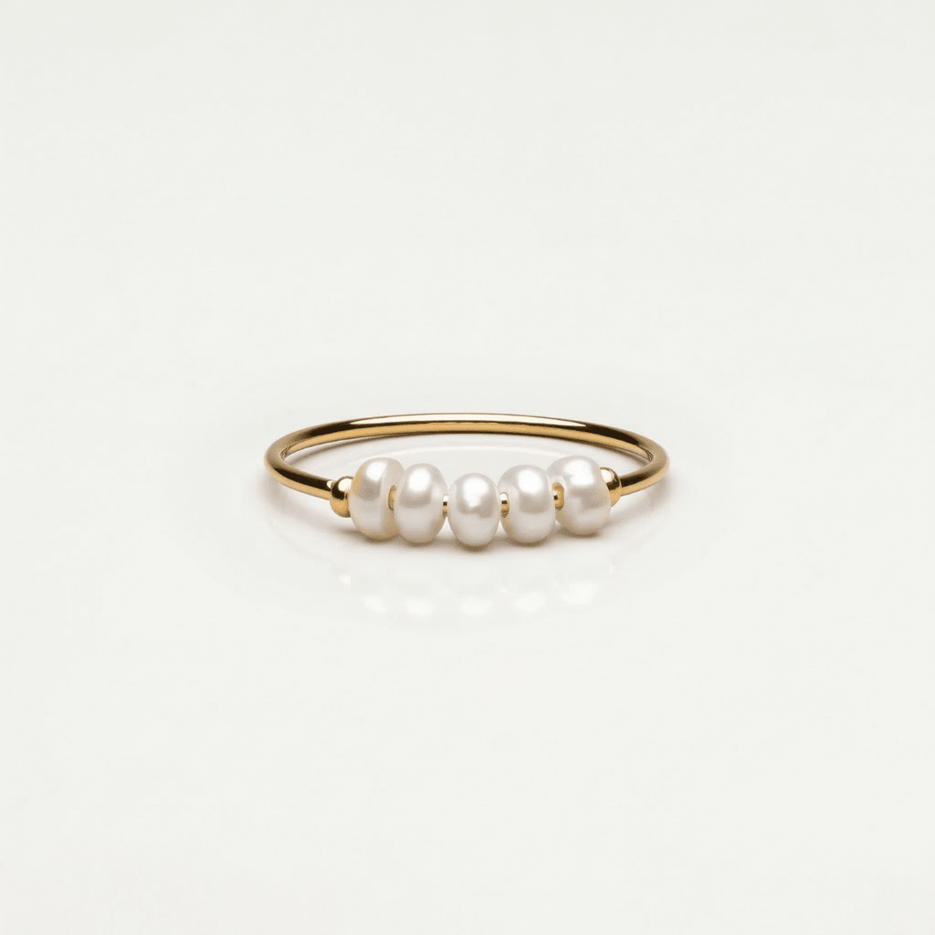 Anillo dorado con mini perlas blancas, banda fina y acabado liso