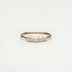 Anillo dorado con mini perlas blancas, banda fina y acabado liso