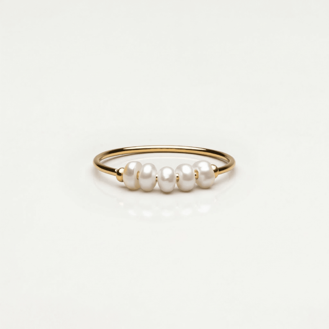 Anillo dorado con mini perlas blancas, banda fina y acabado liso