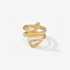 Anillo serpiente dorado con patrón de escamas y detalle en forma de S