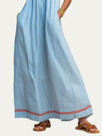 Vestido azul a rayas con dobladillo acanalado y bies roja y blanca