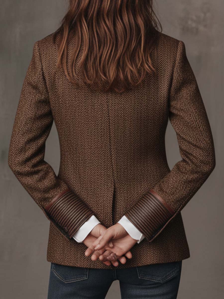 Blazer marrón con inserciones de espiga en la espalda, manga larga y solapas.