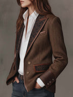 Blazer marrón de espiga con solapas y panel estampado oscuro, vista lateral del cierre.