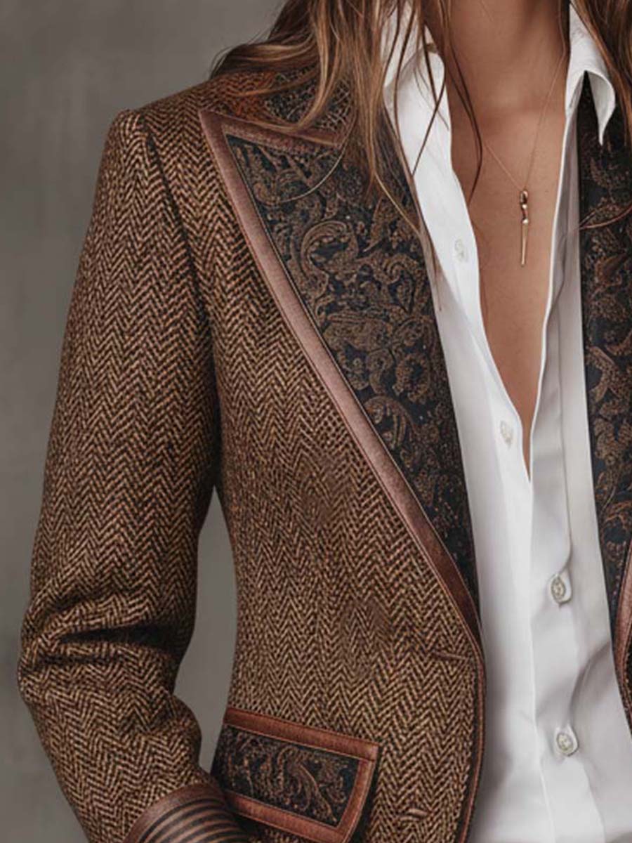 Blazer marrón con espiga y paneles estampados en la pechera, solapas y bolsillo frontal.