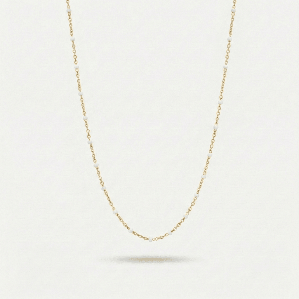 Collar tipo choker dorado con cuentas blancas y eslabones delicados