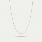 Collar tipo choker dorado con cuentas blancas y eslabones delicados