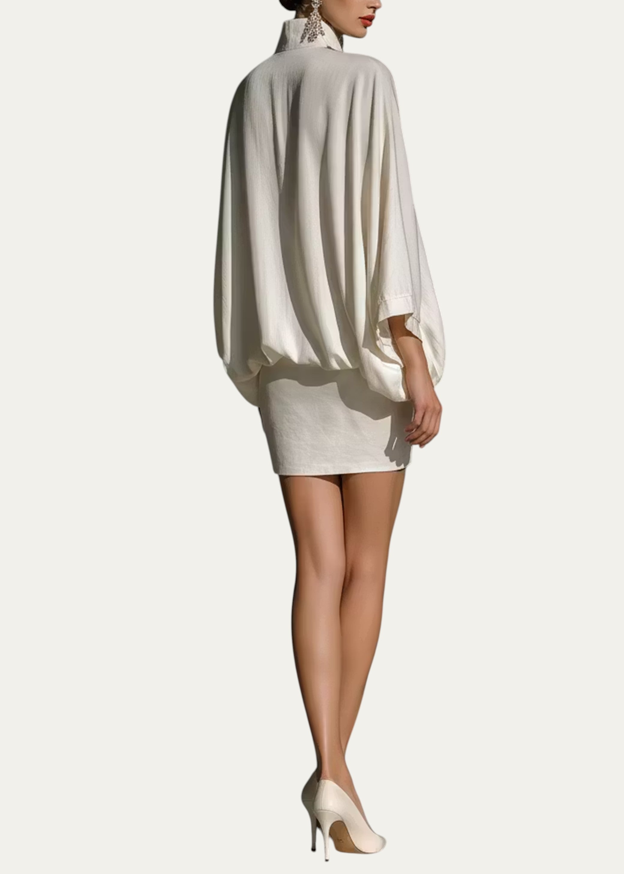Conjunto blanco con blusa holgada de manga amplia y minifalda entallada
