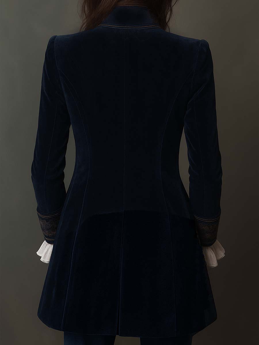 Chaqueta larga bordada vintage azul marino, vista trasera con corte entallado y faldón