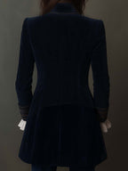 Chaqueta larga bordada vintage azul marino, vista trasera con corte entallado y faldón