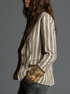 Blazer de rayas verticales crema y cachi con botones y bolsillo visto