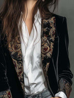 Blazer negro entallado con panel frontal de estampado barroco y puño con motivos