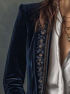 Chaqueta de terciopelo azul marino con franja bordada y detalle de manga