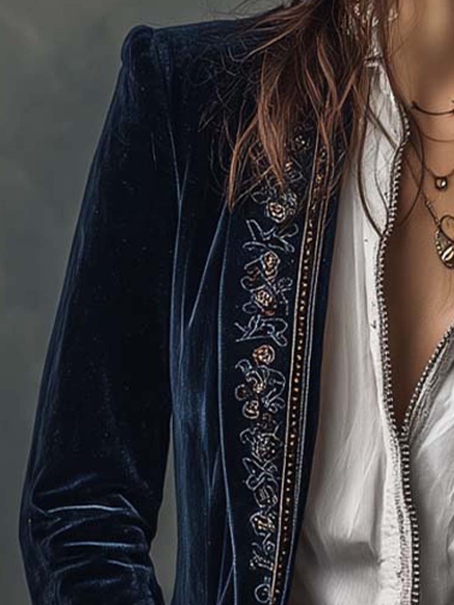 Chaqueta de terciopelo azul marino con franja bordada y detalle de manga