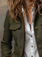 Blazer oliva de espiga con ribete a contraste, bolsillos con solapa y botones dorados