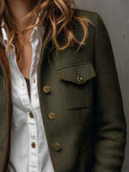 Blazer oliva de espiga con botones dorados en solapa y bolsillo frontal tipo parche