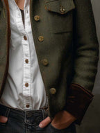 Blazer oliva de espiga con botones dorados y bolsillos; vista parcial inferior