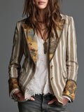 Blazer bohemio de rayas verticales cachi y crema, botones dorados y cuello estampado
