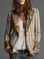 Blazer bohemio de rayas verticales cachi y crema, botones dorados y cuello estampado