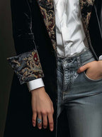 Blazer negro entallado con puño de estampado barroco y panel frontal
