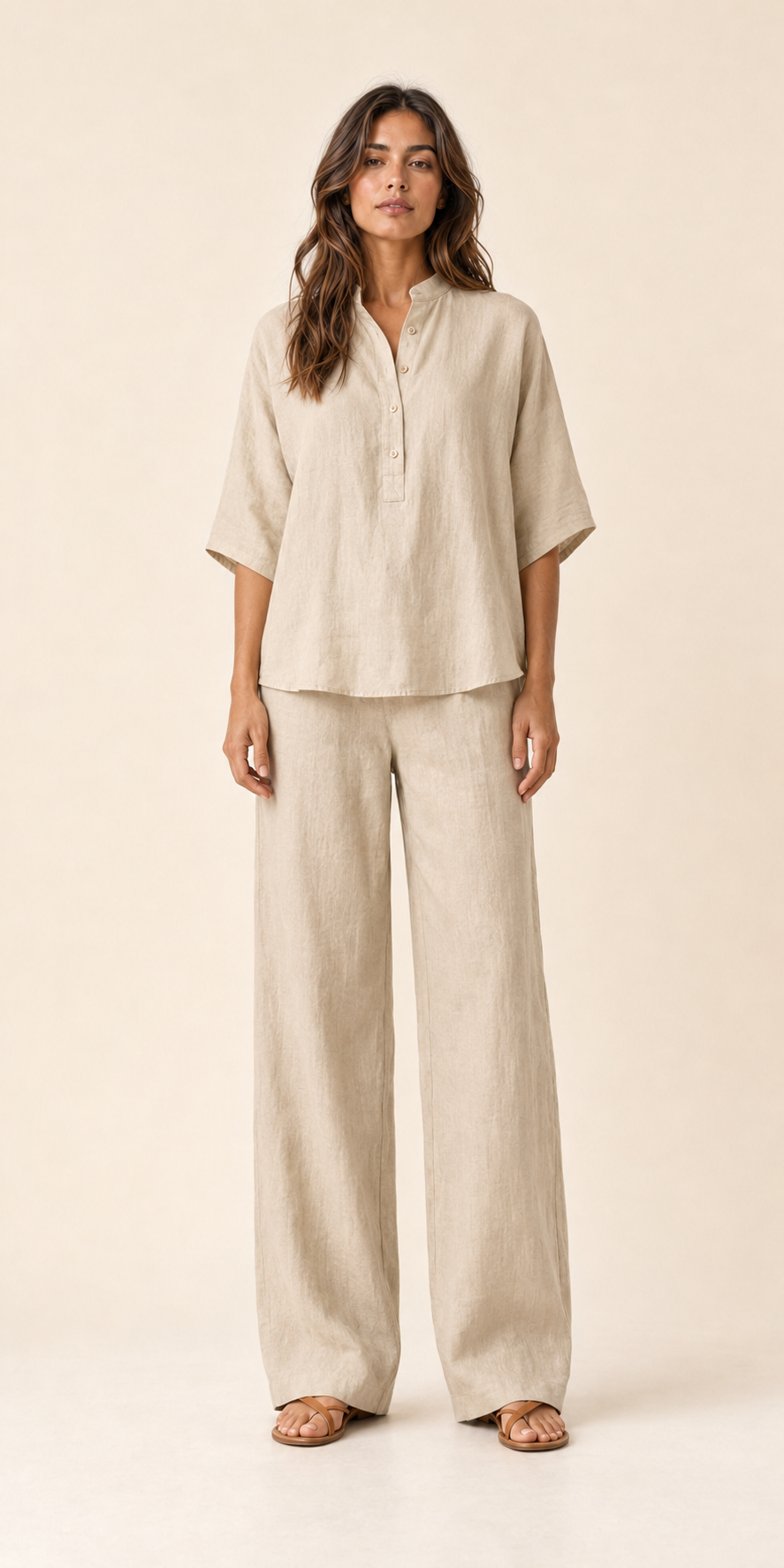 Conjunto de lino beige: blusa de botones y pantalón largo de pernera ancha.