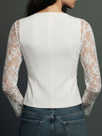 Blazer blanco con mangas semitransparentes de encaje, vista trasera.