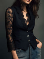 Blazer de mujer negro con botones y mangas semitransparentes de encaje