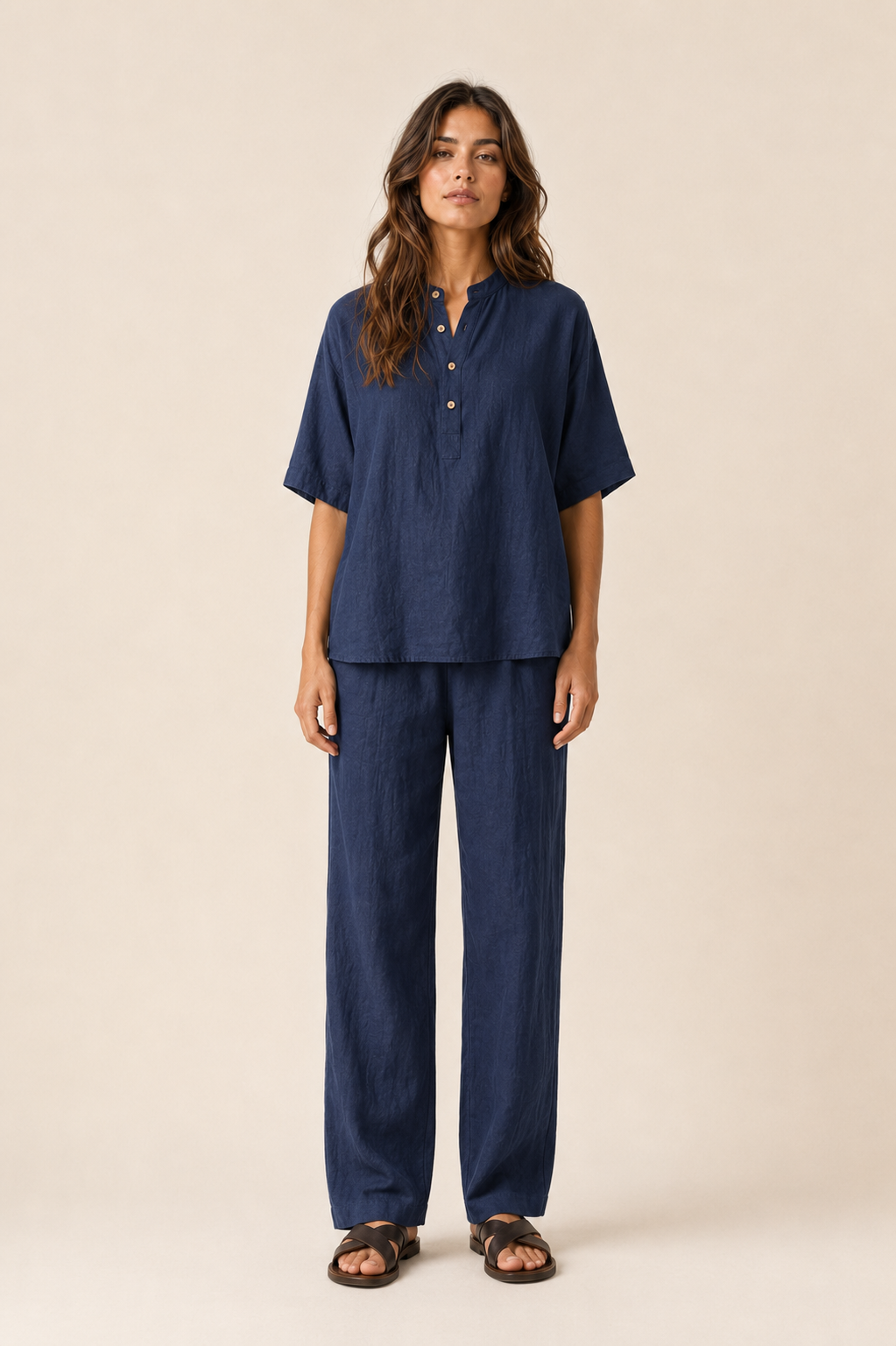 Conjunto de lino azul marino: blusa de botones y pantalón de pierna ancha.