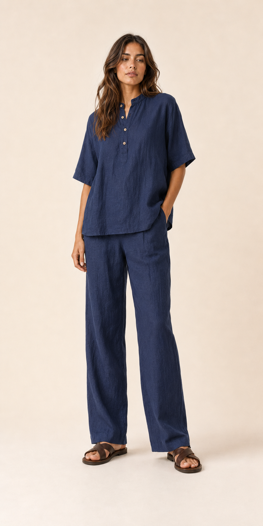 Conjunto de lino azul marino con blusa de botones y pantalón largo de pernera ancha.