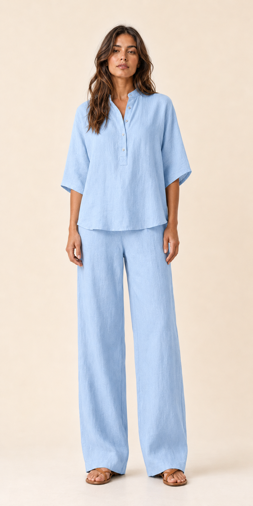 Conjunto de lino azul claro con blusa abotonada y pantalón largo de pierna ancha.