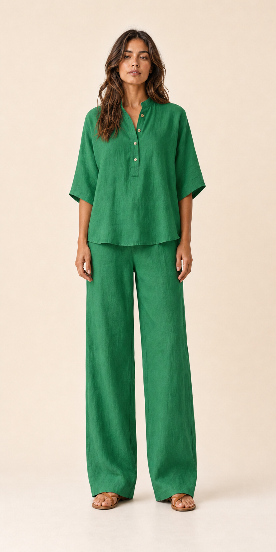 Conjunto de lino verde con blusa de botones y pantalón largo de pernera ancha.