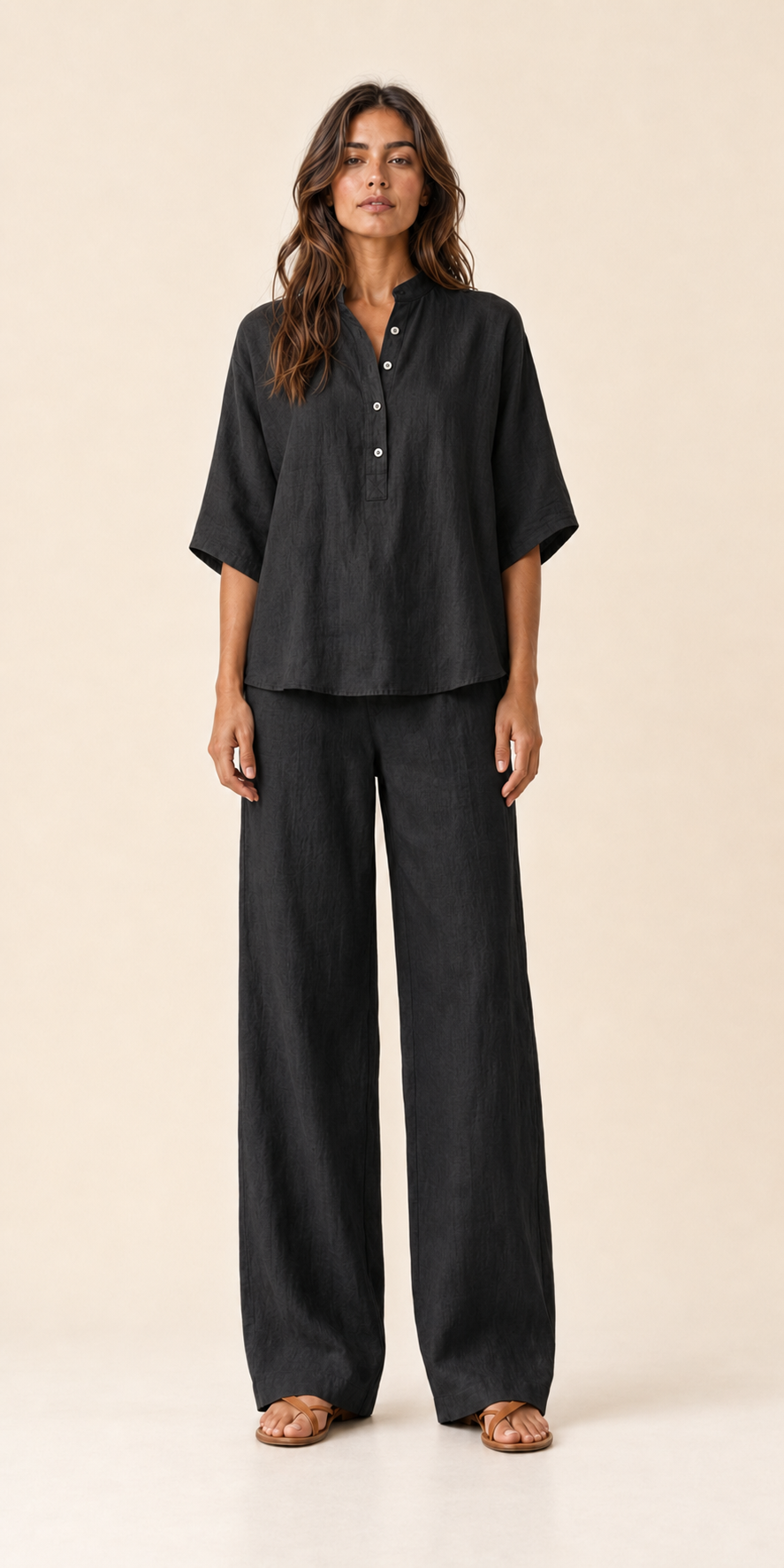 Conjunto de lino negro con blusa abotonada y pantalón largo de pernera amplia.