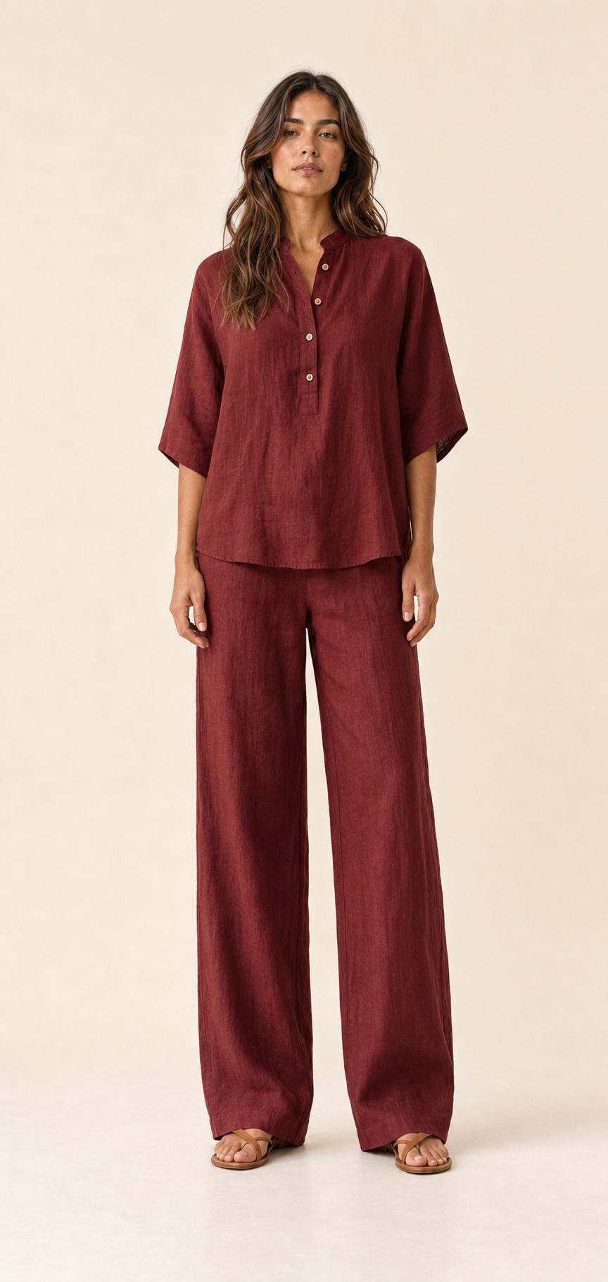 Conjunto de lino burdeos: blusa con botones y pantalón largo de pierna ancha.