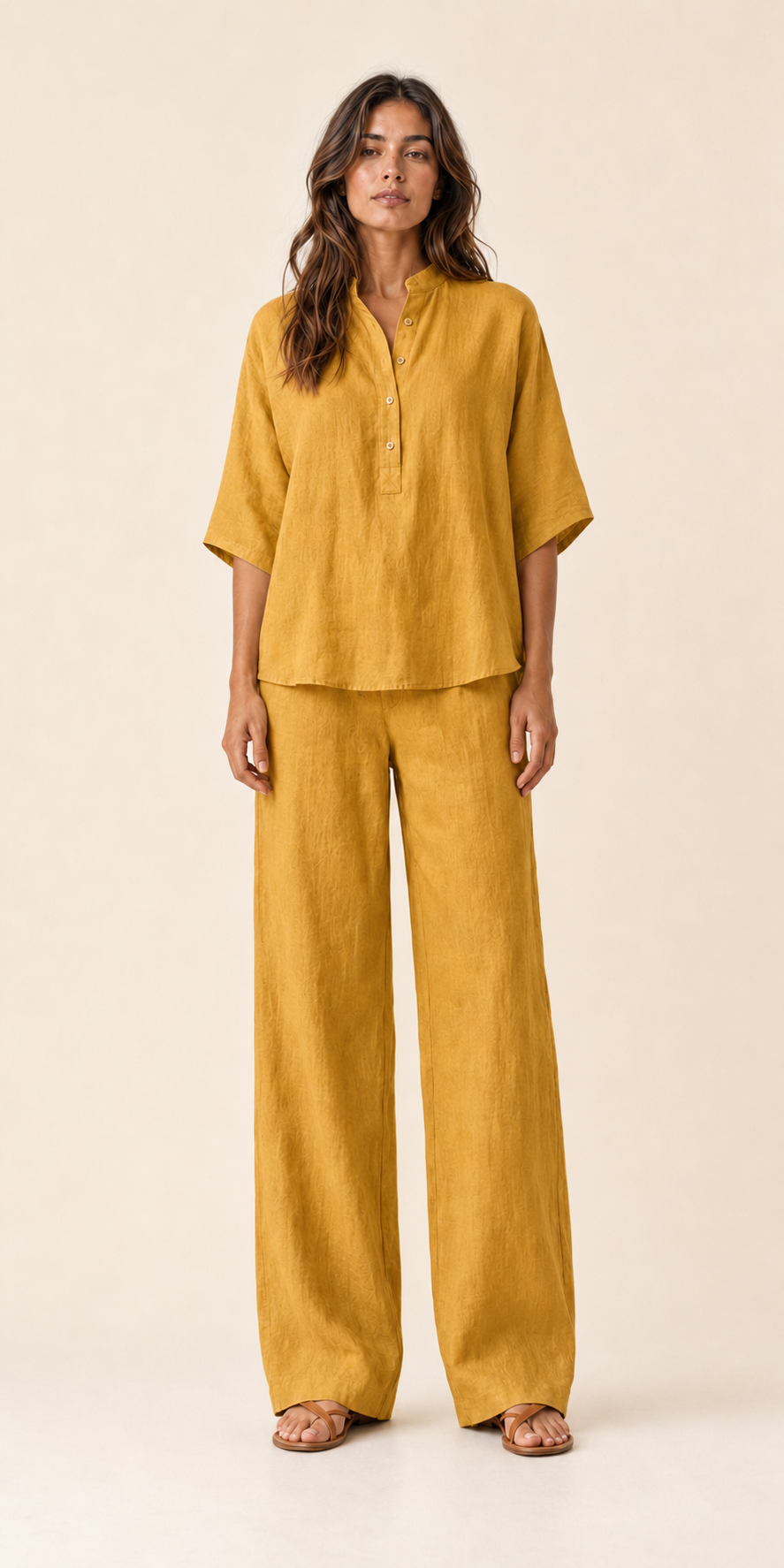 Conjunto de lino mostaza con blusa de botones y pantalón largo de pernera ancha.