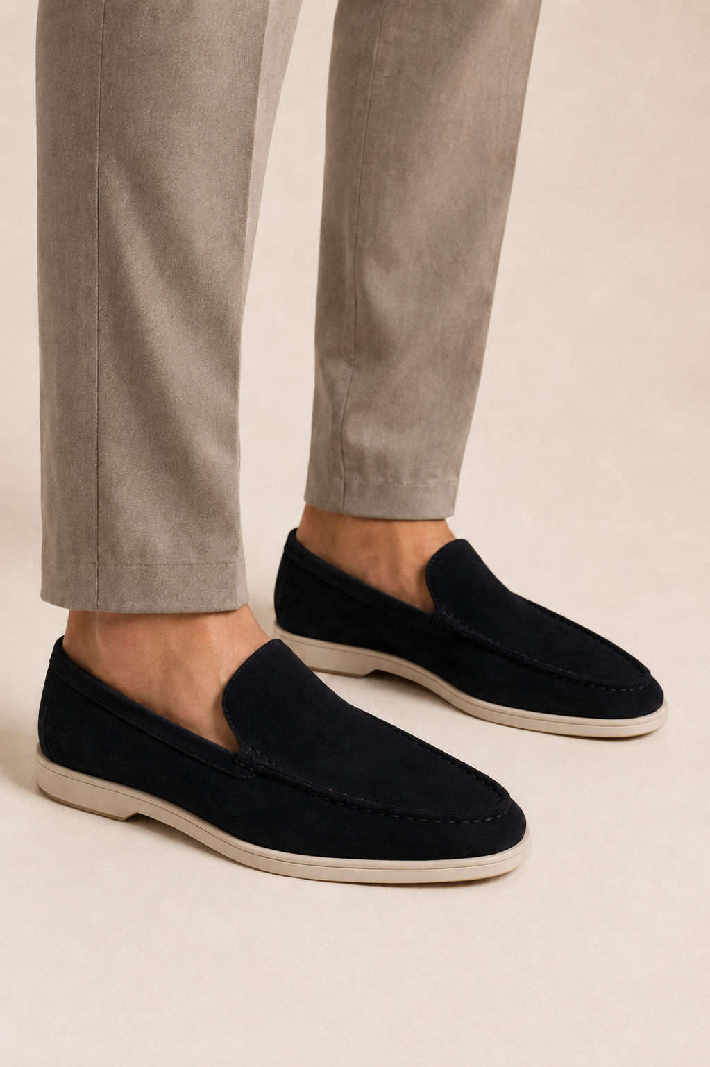 Mocasines de ante negros tipo slip-on con suela clara y costuras a contraste