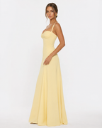 Vestido largo tipo corsé Golden Hour amarillo claro, vista lateral con falda amplia