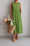 Vestido midi verde sin mangas con bordado floral y falda amplia, escote redondo.